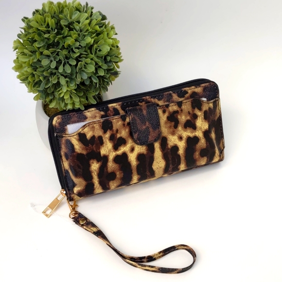 Handbags - 🆕 Wristlets Animal Print